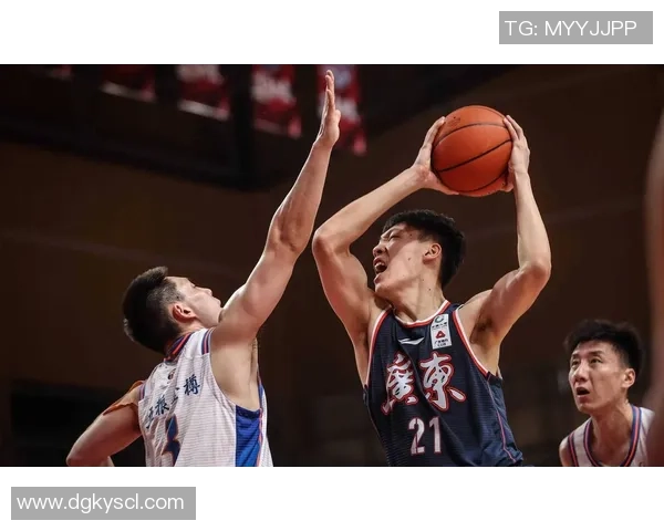 CBA激战广东队迎战南京同曦队全力争胜展现篮球魅力 CBA激战广东队迎战南京同曦队全力争胜展现篮球魅力